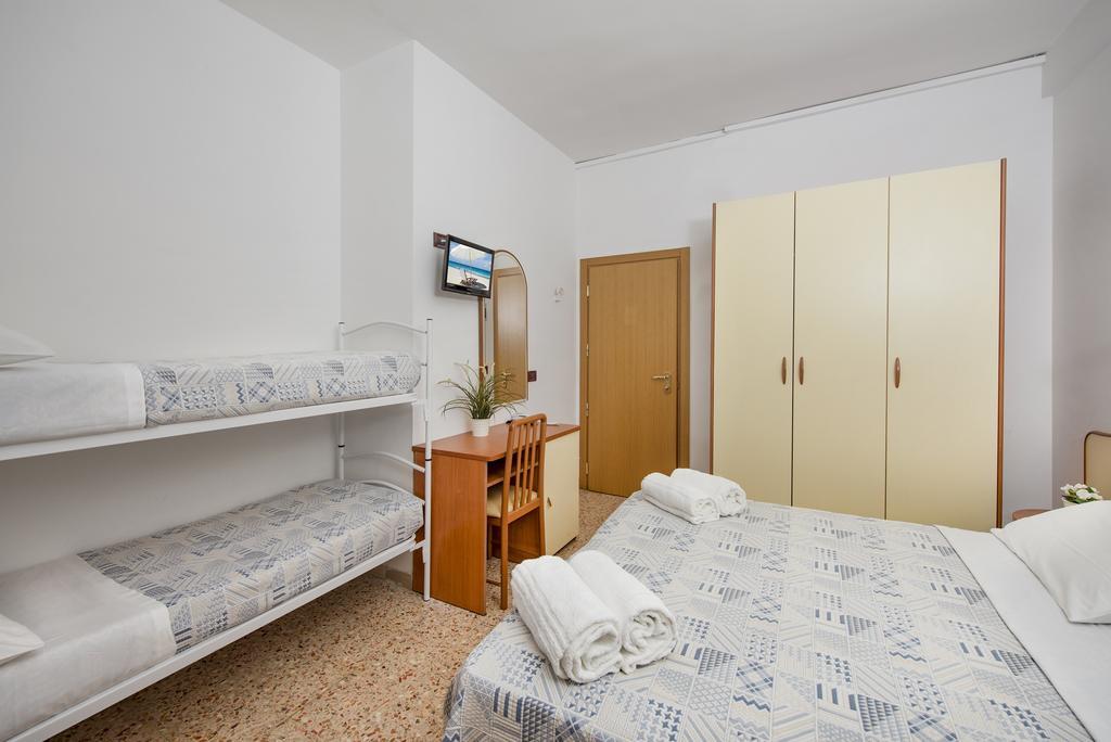 Hotel Mario Чезенатико Экстерьер фото