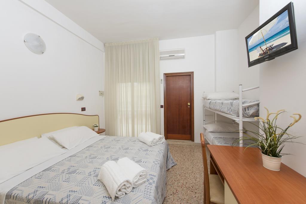 Hotel Mario Чезенатико Экстерьер фото