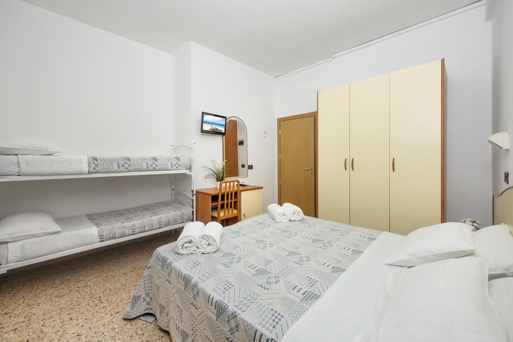 Hotel Mario Чезенатико Экстерьер фото