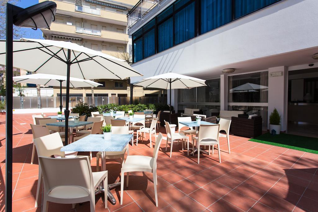 Hotel Mario Чезенатико Экстерьер фото