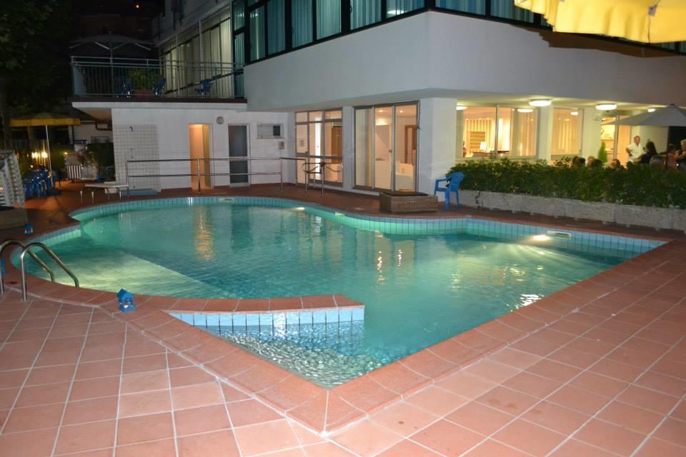 Hotel Mario Чезенатико Экстерьер фото